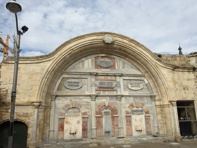 Zdobené priečelie historickej budovy v starej Jaffe